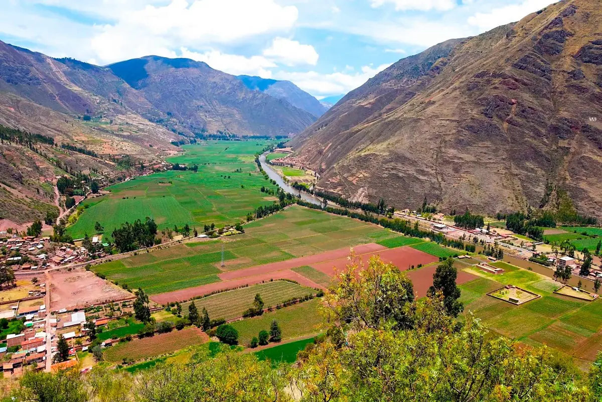 The Sacred Valley in green, with the Urubamba river running through it