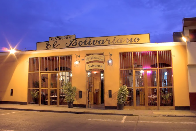 cafe el bolivariano at night