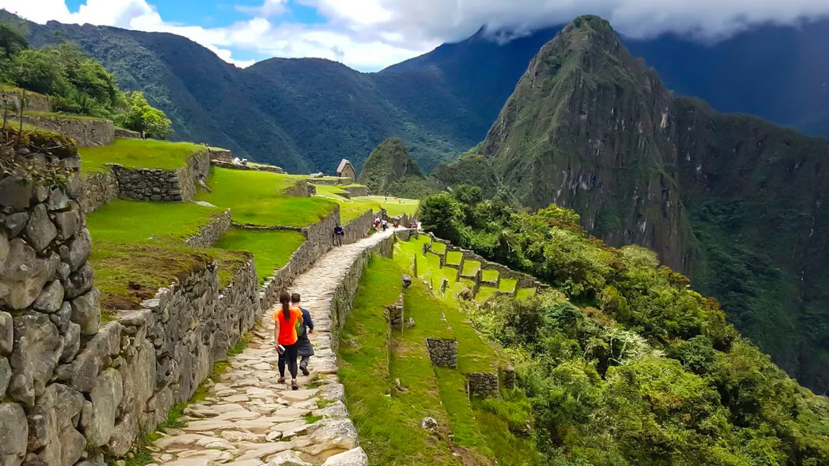 The upper route through Machu Picchu's terraces, the classic view that belongs to the upper circuits